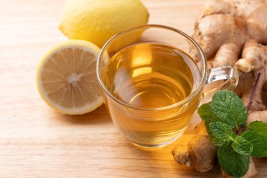 Bardakta limon ve zencefil çayı, nane yaprağı, sağlıklı sıcak içecek.