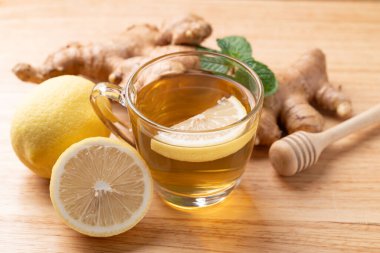 Bardakta limon ve zencefil çayı, nane yaprağı, sağlıklı sıcak içecek.