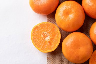 Kahverengi ve beyaz arka planda Mandarin portakal meyvesi, Üst Manzara