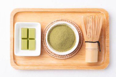 Beyaz arkaplanda kibrit tozu ve çikolata.