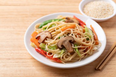 Vejetaryen usulü, mantarlı kızarmış şehriye ve soya soslu sebze. Asya usulü.