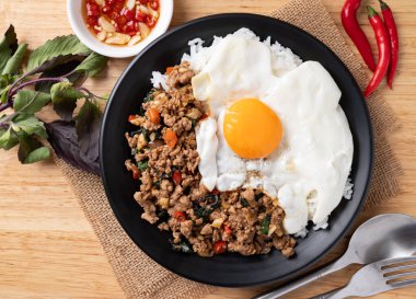 Tayland yemeği, kızarmış kutsal fesleğen kıymalı domuz kıymalı pilav ve kızarmış yumurta.