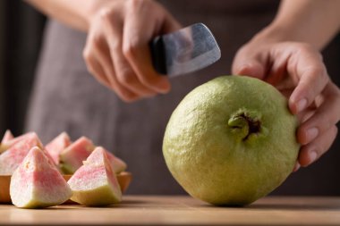 Tahtada kırmızı guava kesimi, tropik meyve yüksek C vitamini.