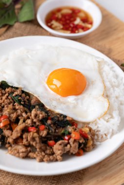 Tayland yemeği, kızarmış kutsal fesleğen kıymalı domuz kıymalı pilav ve kızarmış yumurta.