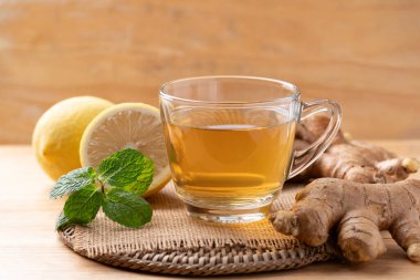 Bardakta limon ve zencefil çayı, nane yaprağı, sağlıklı sıcak içecek.