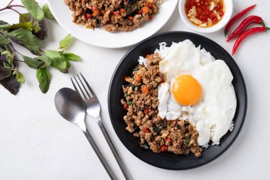 Tayland yemeği, kızarmış kutsal fesleğen kıymalı domuz kıymalı pilav ve kızarmış yumurta.