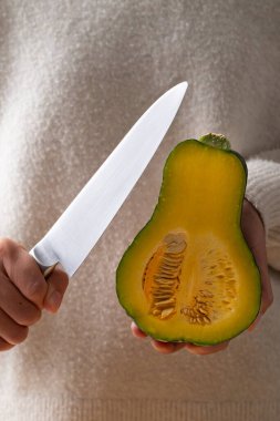 El ele tutuşan mutfak bıçağı, yeşil tereyağı ezmesi, ev yapımı yemek.