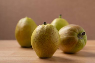 Ahşap zemin üzerinde taze armut