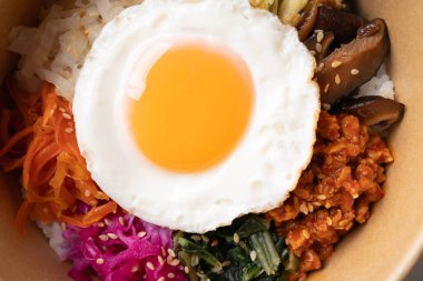Bibimbap, Kore yemeği, sebzeli pilav, domuz eti ve yumurta biyo-ayrıştırılabilir kasede.