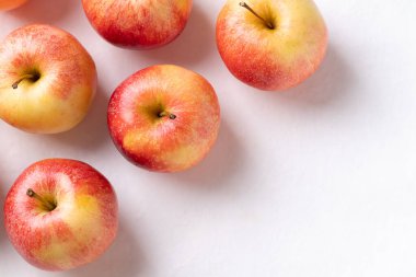 Kopya alanı ile beyaz arkaplan üzerinde kırmızı elma (gala elması), Üst görünüm