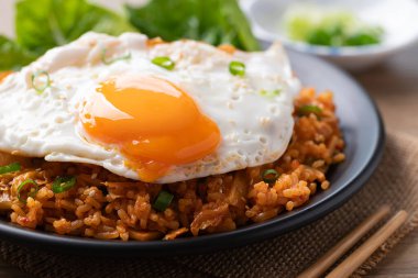 Kore kimchi pilavı, kızarmış yumurta ve üstüne taze soğan.