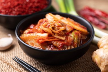 İçinde malzemeler ve Kore yemeği olan bir kasede kimçi lahanası.