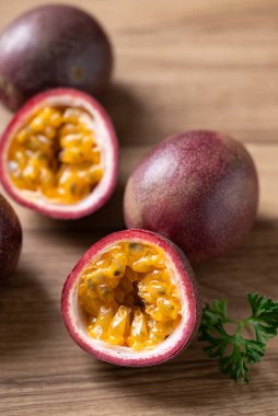 Ahşap arka planda taze tutku meyvesi, tropikal meyve