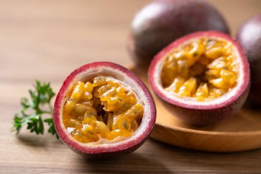 Ahşap arka planda taze tutku meyvesi, tropikal meyve