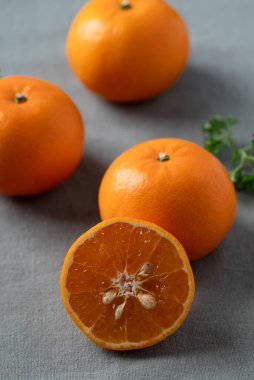 Mandalina portakal meyvesi kumaş arka planda