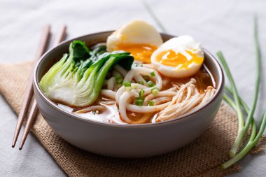 Baharatlı Udon Erişte Çorbası. Üstünde Bok Choy, Enoki Mantarı ve yumuşak kaynamış yumurta var.
