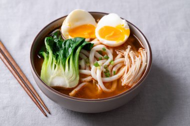 Baharatlı Udon Erişte Çorbası. Üstünde Bok Choy, Enoki Mantarı ve yumuşak kaynamış yumurta var.