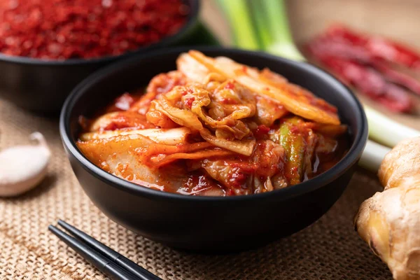 İçinde malzemeler ve Kore yemeği olan bir kasede kimçi lahanası.