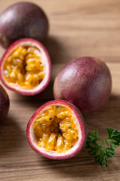 Ahşap arka planda taze tutku meyvesi, tropikal meyve