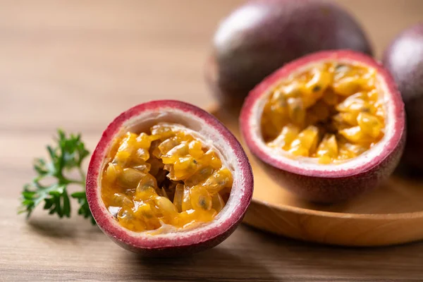 Ahşap arka planda taze tutku meyvesi, tropikal meyve