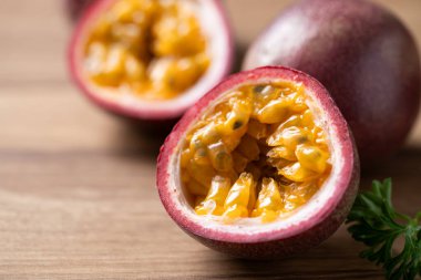 Ahşap arka planda taze tutku meyvesi, tropikal meyve