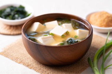 Sağlıklı Japon miso çorbası yumuşak tofu ve yosun ile ahşap bir kasede