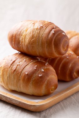 Tuzlu ekmek (Shio pan) ve ahşap tabakta deniz tuzu taneleri, Japon fırın tarzı.