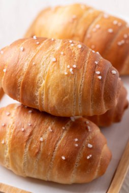 Deniz tuzu taneli tuzlu ekmek (Shio pan), Japon fırın tarzı.