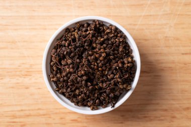 Kuzey Tayland Sichuan Biberi (Makhwaen) ahşap arka planda bir kasede, masa üstü görünümü