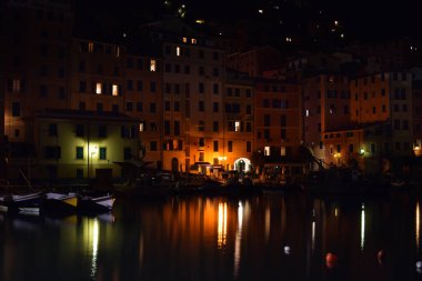 Gece ışıkları denizi yansıtıyor.