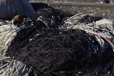 Deniz limanında halatlar ve balıkçı ağları