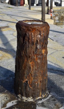 Demir atmak için eski paslı bir kale.