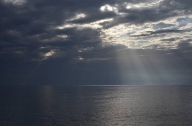 Işık bulutları delip geçiyor.