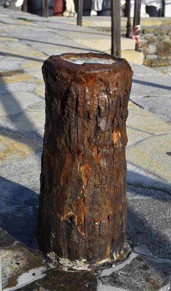 Demir atmak için eski paslı bir kale.