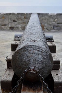 Kulede denize bakan eski bir savaş topu.