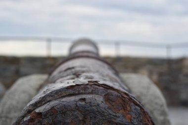 Kulede denize bakan eski bir savaş topu.