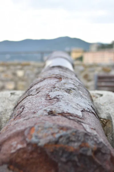 Παλιό Κανόνι Πολέμου Στον Πύργο Θέα Θάλασσα — Φωτογραφία Αρχείου