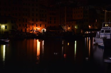 Gece ışıkları denizi yansıtıyor.