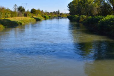 Kırsal alanda akan nehir