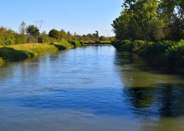 田園風景の中を流れる川は — ストック写真