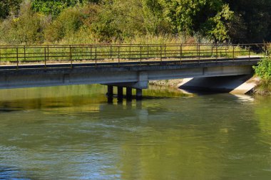 Kırsal alanda akan nehir