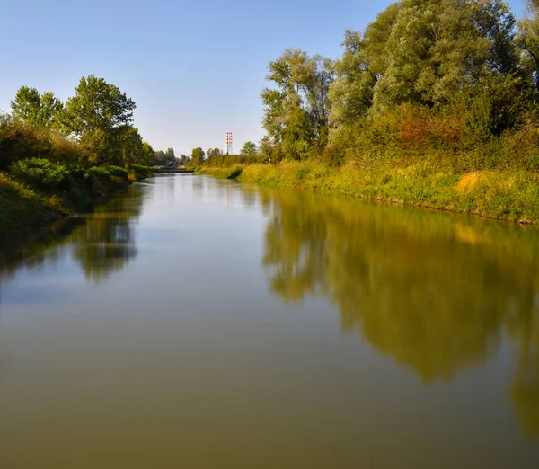 Płynąca Rzeka Krajobrazie Wsi — Zdjęcie stockowe