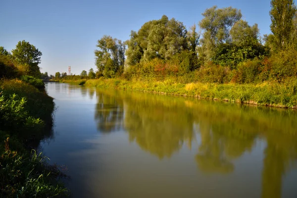 Río Que Fluye Paisaje Rural —  Fotos de Stock