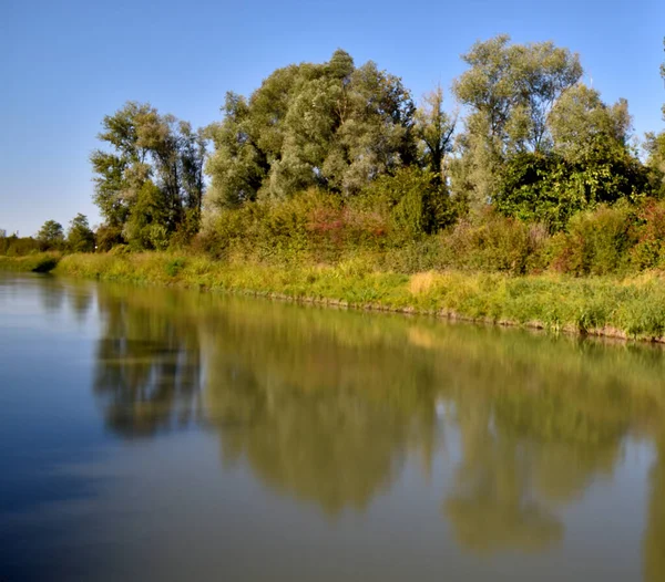 Płynąca Rzeka Krajobrazie Wsi — Zdjęcie stockowe