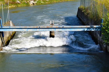 Kırsal alanda akan nehir