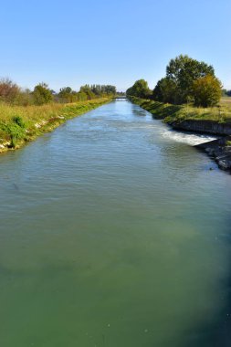 Kırsal alanda akan nehir