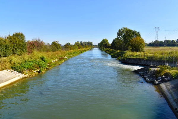 Rivière Qui Coule Dans Paysage Rural — Photo