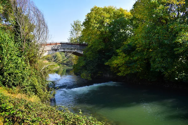 Fiume Che Scorre Campagna Paesaggio — Foto Stock