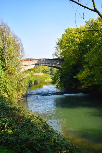 Fiume Che Scorre Campagna Paesaggio — Foto Stock