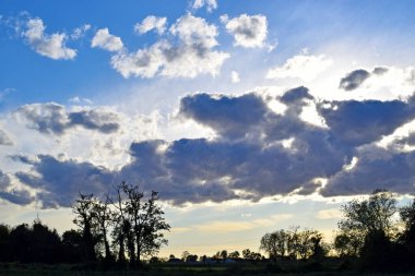 Kırsal alanda mavi gökyüzünde yumuşak bulutlar